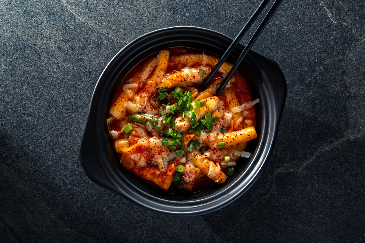 Waarom iedereen nu gochujang pasta op tafel zet